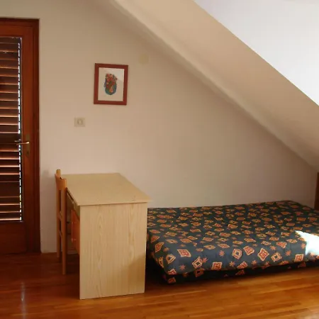Elizabeth Apartment *