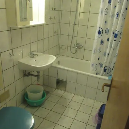 Elizabeth Apartman *